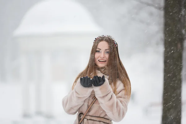 La gioia di cadere neve — Foto Stock