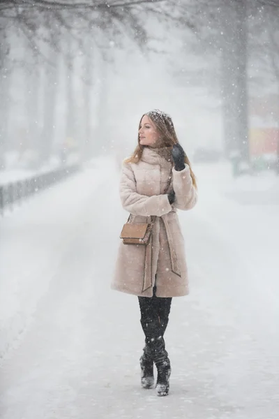 Donna che cammina nella neve — Foto Stock