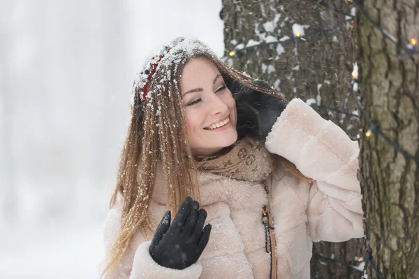 Vrouw praten door de telefoon — Stockfoto