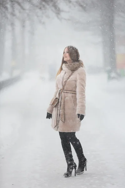 Mujer caminando en la nieve — Foto de Stock