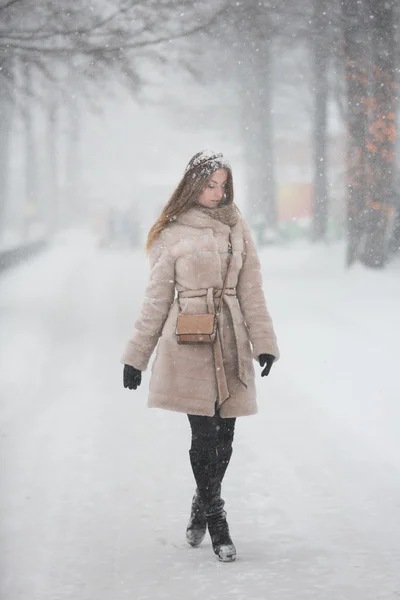 Woman walking in the snow — Stock Photo, Image