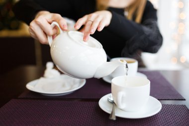 kadın çay dökülen