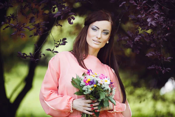 Schöne Frau mit Blumenstrauß — Stockfoto