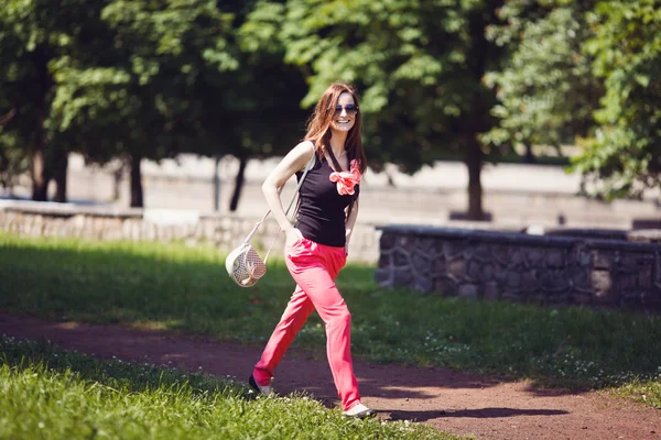 Kvinna i en park — Stockfoto