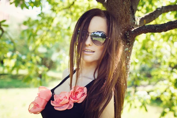 Jeune femme en lunettes de soleil — Photo