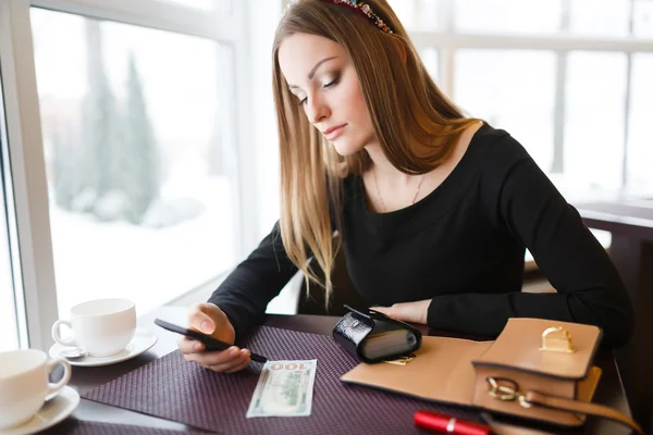 Mujer leyendo mensaje de texto — Foto de Stock