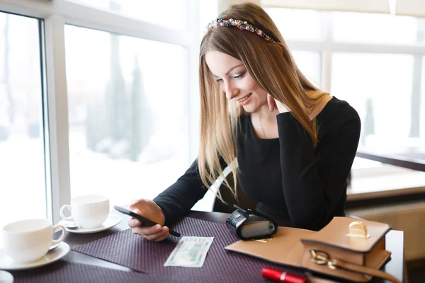 Mujer leyendo mensaje de texto — Foto de Stock