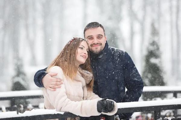 Felice coppia in nevicata — Foto Stock