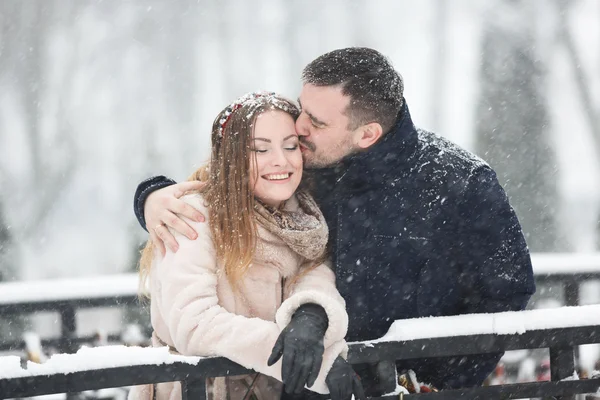 Felice coppia in nevicata — Foto Stock