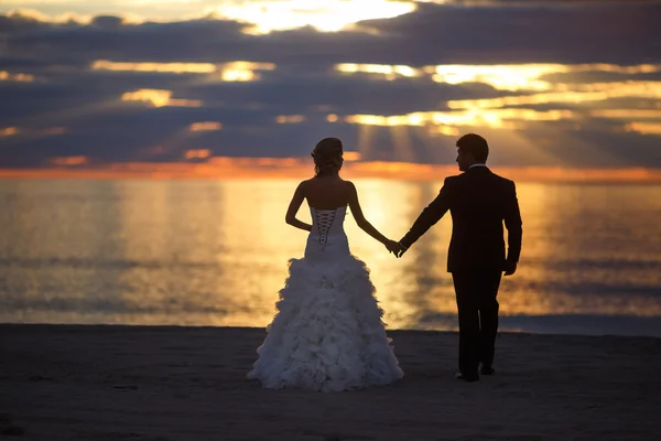 Hochzeitspaar im Sonnenuntergang — Stockfoto