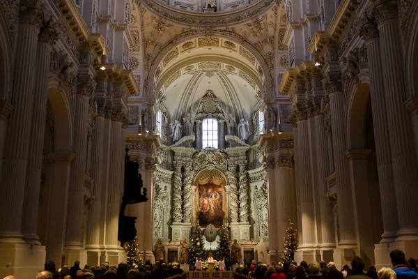 Pessoas religiosas na igreja — Fotografia de Stock