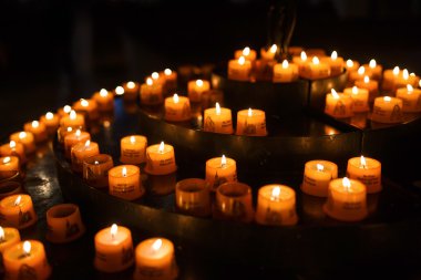 Kilisede namaz için mumlar