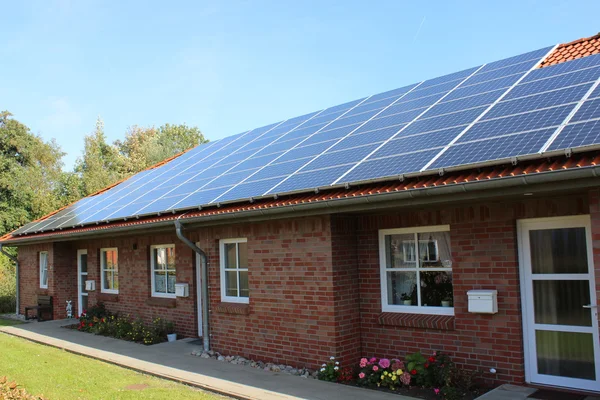 Kamienicy z energii słonecznej na dachu — Zdjęcie stockowe