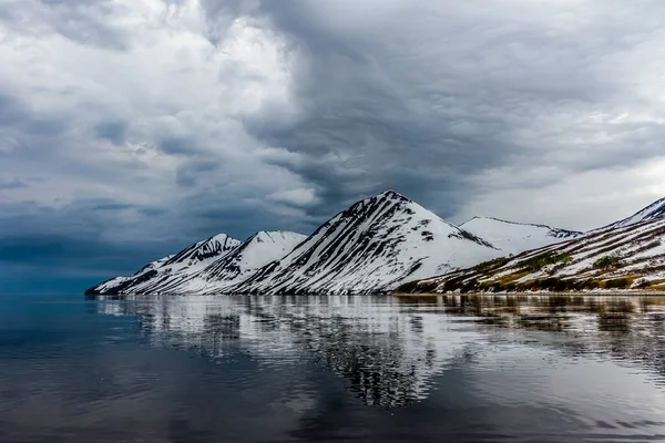 Las Montañas Reflejan Agua Bahía Rusa Temprano Mañana Península Kamchatka — Foto de Stock