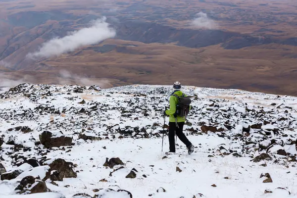 Aragats Armênia Outubro 2018 Turista Caminho Cratera Monte Aragats Cume — Fotografia de Stock