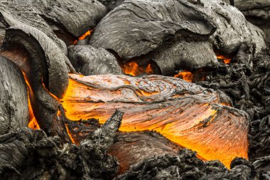 Aktif volkan Tolbachik, Kamçatka, Rusya yakınlarında kızıl-sıcak lav.