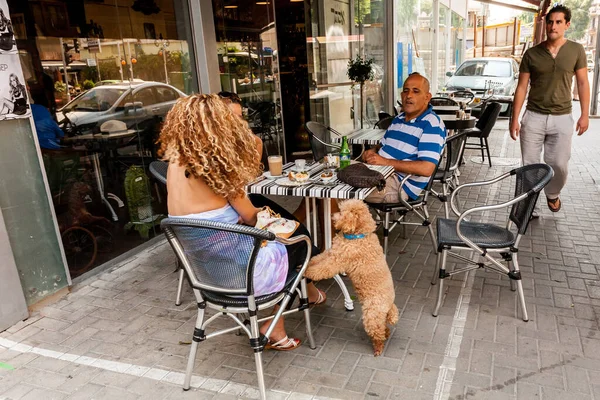 Тель Авів Ізраїль Вересня 2011 Року Люди Собакою Відпочивають Кафе — стокове фото