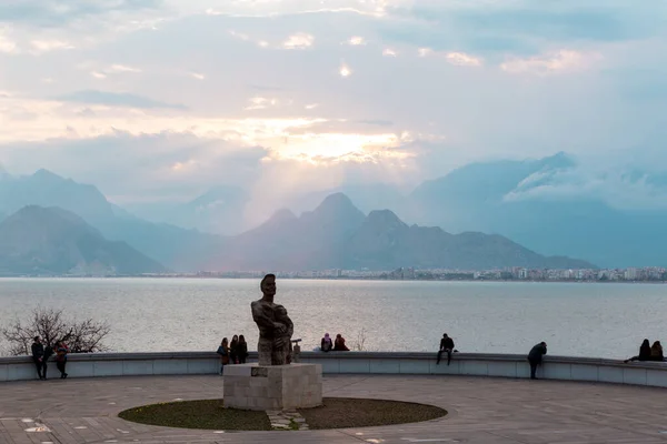 Antalya Turecko Února 2019 Lidé Sedící Kamenném Parapetu Staroměstském Náměstí — Stock fotografie