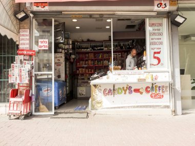 Tel Aviv, İsrail - 4 Şubat 2017 Sabahın erken saatlerinde Ben Yehuda caddesinde Fast food sokak satıcısı.