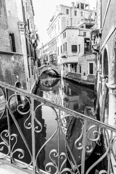 Typická Gondola Úzkém Benátském Kanálu Tradiční Italská Architektura Černobílý Obrázek — Stock fotografie