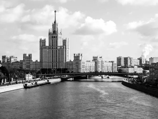 Widok Skyscapter Promenadzie Rzeki Moskwa Rosja Czarno Biały Obraz — Zdjęcie stockowe