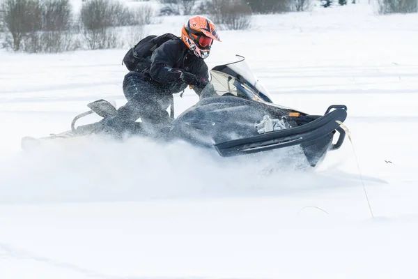 Teriberka Rússia Fevereiro 2018 Homem Capacete Esportivo Monta Uma Moto — Fotografia de Stock