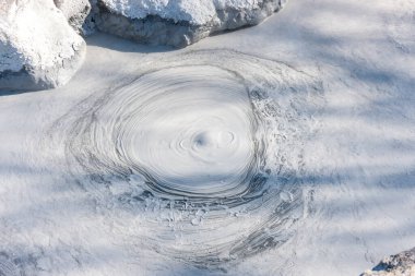 Beppu, Japonya 'da volkanik havuzda kaynayan çamur ile sıcak kaynak (Jigoku)