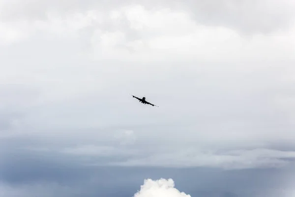 Avión Vuela Entre Las Nubes Cielo — Foto de Stock