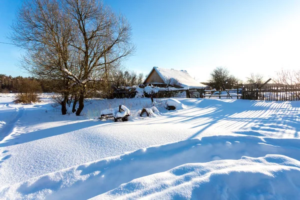Pequena Aldeia Russa Tradicional Manhã Gelada Inverno Nevado — Fotografia de Stock