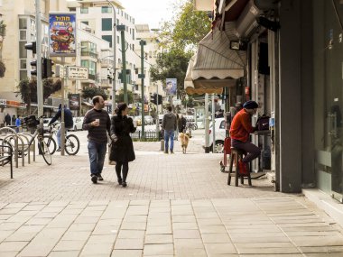 İsrail, Tel Aviv - 4 Şubat 2017: Ben Yehuda Caddesi 'ndeki kahve büfesinin yanında oturan adam.
