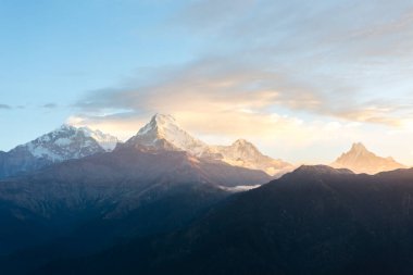 Gün doğumunda Poon Hill 'den (3210 m) Annapurna dağ sırasının görüntüsü. Annapurna koruma alanındaki Gorepani köyünün ünlü bakış açısı, Nepal.