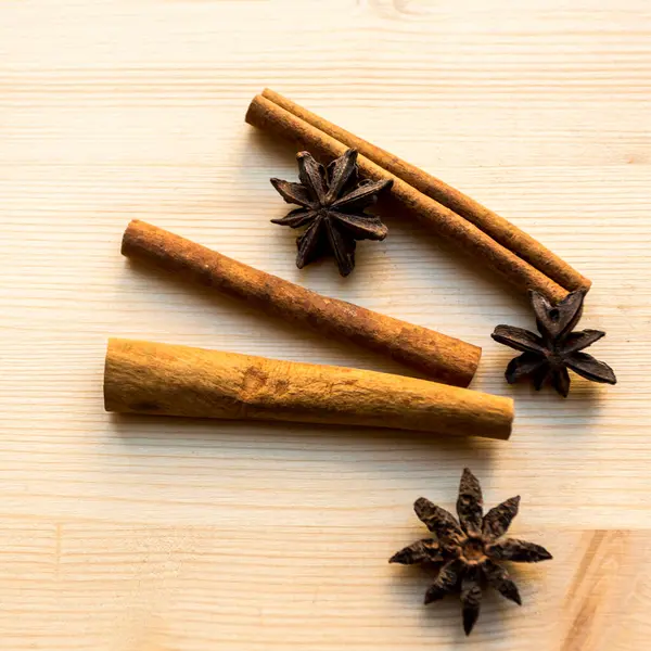 Anijs Kaneelstokjes Houten Ondergrond Specerijen Voor Koffie Warme Thee Glühwein — Stockfoto