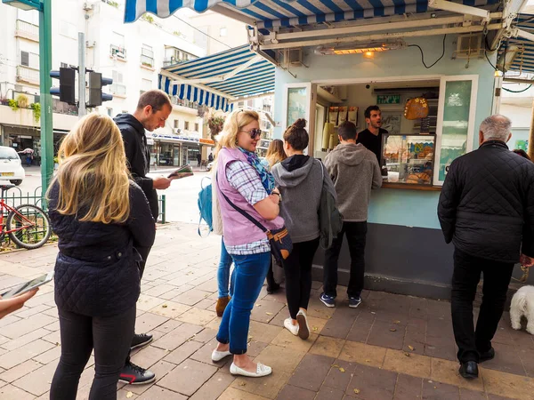 Tel Aviv Israël Februari 2017 Mensen Staan Rij Bij Kiosk — Stockfoto