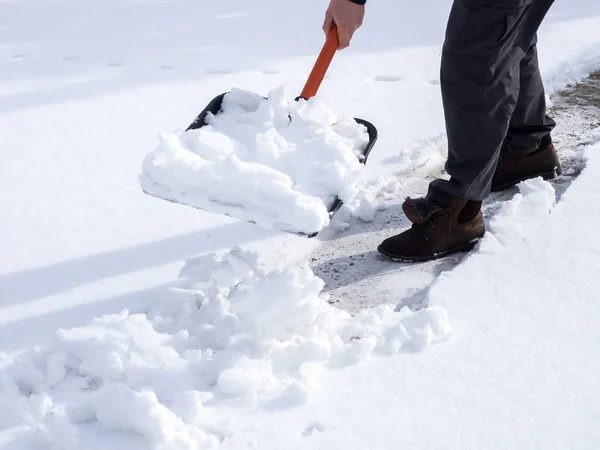 Imagem Perto Trabalhador Limpando Neve Calçada Conceito Inverno — Fotografia de Stock