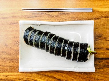 Masadaki Kimbap (Gimbap), en popüler Kore yemeği. Seul, Güney Kore