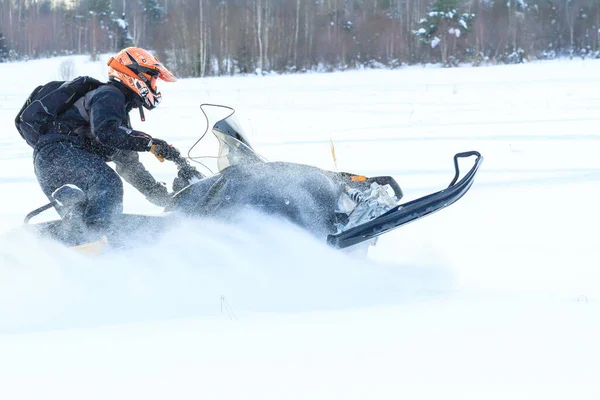 俄罗斯Teriberka 2018年2月24日 戴着运动头盔的男子骑雪地车 — 图库照片