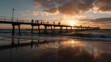 Gün batımında Glenelg Jetty 'nin silueti, deniz manzarası, Güney Avustralya, Adelaide.