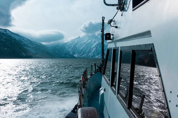 ヨットの弓から山への眺め 旅行代理店のための海での夏休みの概念 — ストック写真
