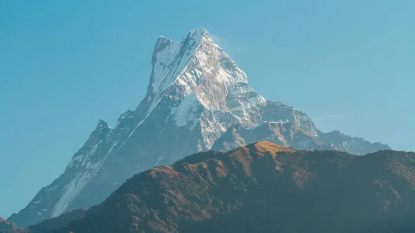 View of Mount Machapuchare from Nepali jelentése Fishtail Mountain, Himalaya, Nepál. — Stock Fotó
