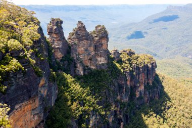 Üç Kız Kardeş Mavi Dağlar 'ın en etkileyici simgesidir. Echo Point Katoomba, Yeni Güney Galler, Avustralya