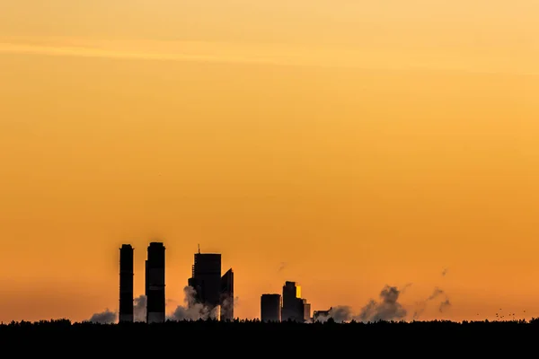 Grote Industriële Pijpen Bij Zonsondergang Luchtvervuiling Het Stadsmilieu — Stockfoto