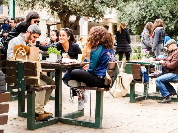 イスラエル テルアビブ 2017年2月4日 グリオン ブールバードでモーニングコーヒーを飲む友人のメリー社 — ストック写真