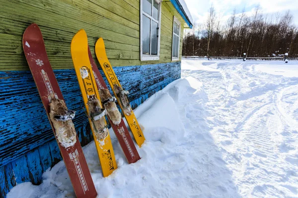 Ruka Φινλανδία Φεβρουάριος 2018 Κόκκινο Και Κίτρινο Ντεμοντέ Ξύλινα Σκι — Φωτογραφία Αρχείου