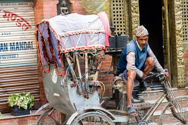 尼泊尔加德满都 2018年11月17日 人力车司机坐在他的人力车旁边 尼泊尔的公共交通 — 图库照片