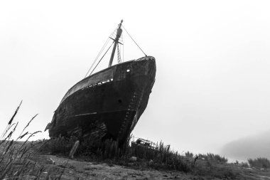 Sabah sisinde eski gemi enkazı. Siyah ve beyaz resim
