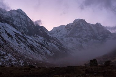 Annapurna Ana Kampı 'ndan 7219 m güneydeki Annapurna Dağı manzarası, Annapurna Koruma Alanı, Himalaya, Nepal.