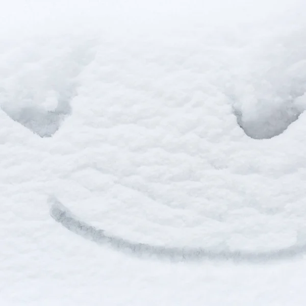 Śmieszny Uśmiech Śniegu Namalowany Białym Tle Śniegu Szczęśliwa Koncepcja Zimy — Zdjęcie stockowe