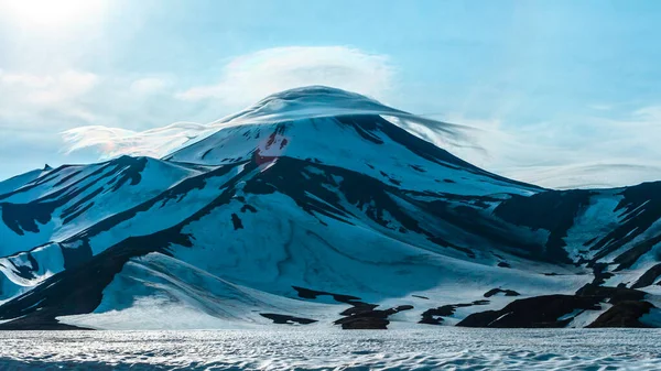 Nuvens lenticulares ou em forma de lente acima do vulcão Avacha. Kamchatka, Rússia — Fotografia de Stock