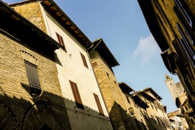 Küçük bir kasabada dar bir sokak. Fiesole, İtalya, alçak açı.