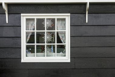 Zaanstad, Hollanda - 10 Aralık 2009: Noel için dekore edilmiş ahşap eski Hollandalı ev penceresi.